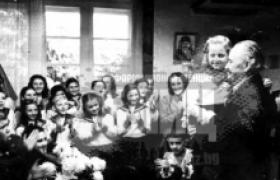 1947 г. Хор "Бодра смяна", чичко Димитров и малката Нушка. Светлото бъдеще предс