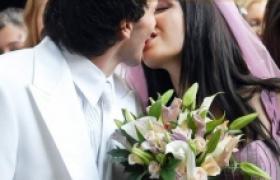 Жени и Тачо се целуват страстно на сватбата си.