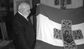 п-к Йотов показва копието на Самарското знаме